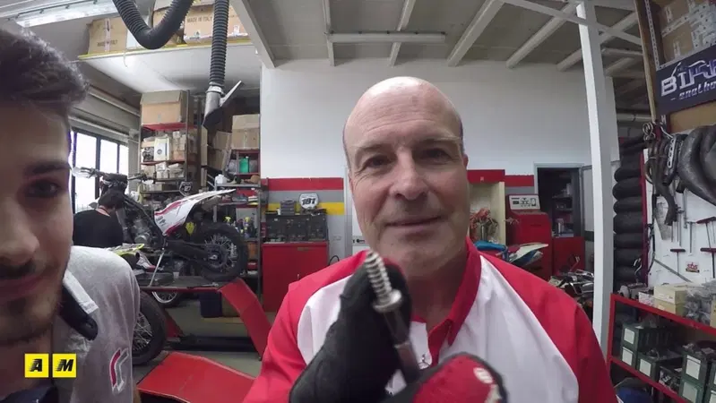 Tutorial manutenzione moto: tubeless forato, cosa fare