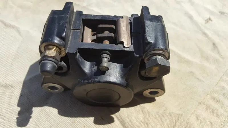 Pinza Posteriore MP3 Piaggio (4)