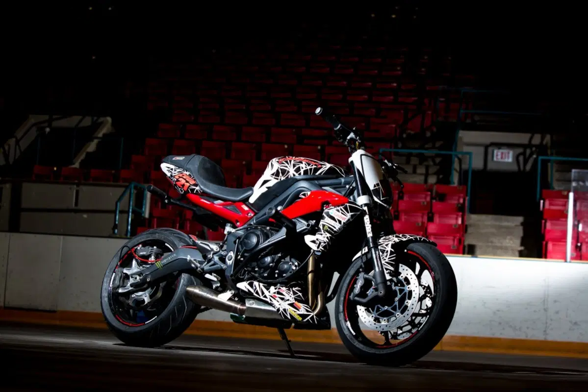 ICON Triumph Street Triple. Nate per lo stunt (3)