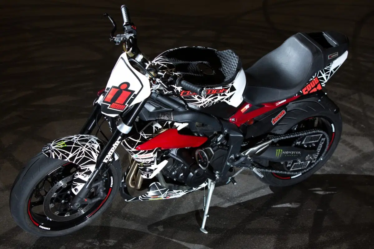 ICON Triumph Street Triple. Nate per lo stunt
