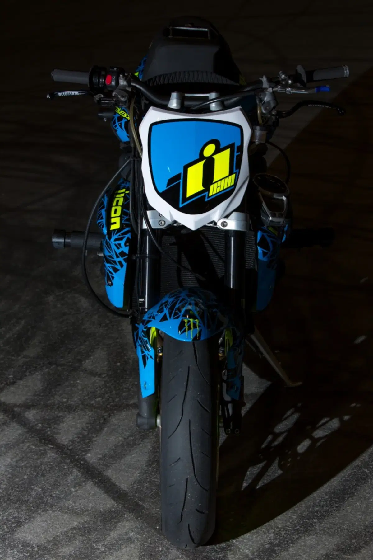 ICON Triumph Street Triple. Nate per lo stunt (7)