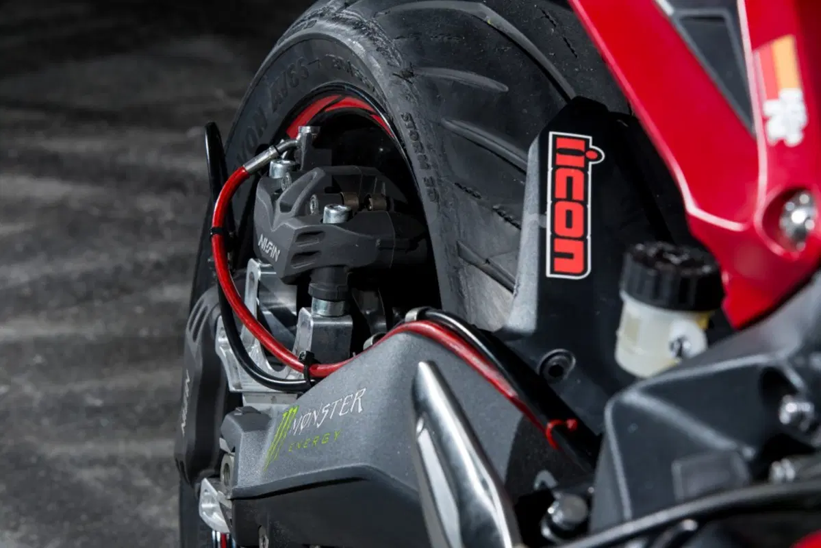 ICON Triumph Street Triple. Nate per lo stunt (10)