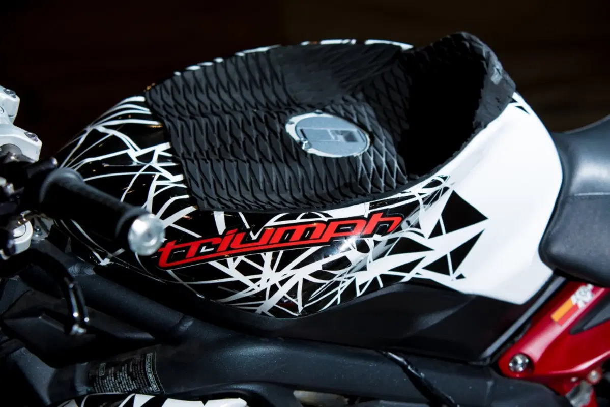 ICON Triumph Street Triple. Nate per lo stunt (9)