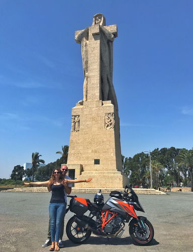 Huelva! La magia dell'ultima pezzo di costa dell'Andalusia! Abbiamo provato a riprodurre la scena che il monumento rappresenta! La fede della scoperta! Ogni grande scoperta in questo mondo ha alla base qualcosa di magico, la fede rappresenta la forza di credere in stessi, in quello che si vuole conquistare! Noi abbiamo creduto in noi, e ce l'abbiamo fatta! Il nostro super viaggio vive il momento più emozionante!