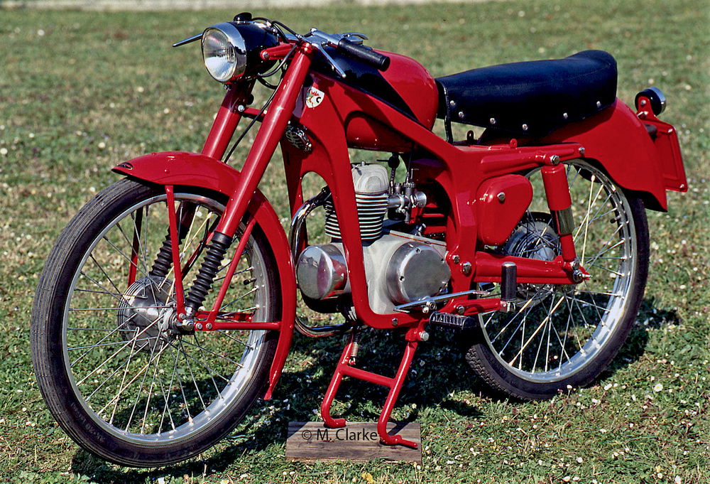 La Capriolo 75, una delle motoleggere di maggior successo degli anni Cinquanta, è stata prodotta in uno degli stabilimenti del grande gruppo Caproni, che in precedenza operava nel settore aeronautico