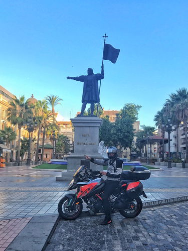 Giorno 14, il monumento recita: Huelva a Cristobal Colon, siamo in piazza de las Monjas, qui potete mangiare panini con hamburger in stile Poldo per solo 1 euro! Io, la moto e Colombo vi stiamo indicando dove si trova l'America!