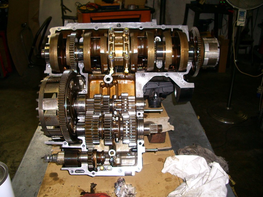 Il motore in fase di restauro