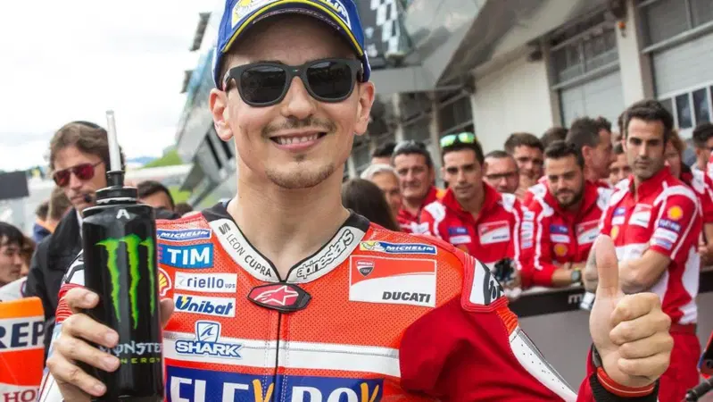 MotoGP. Lorenzo: "Io stimolo per Dovi. Ma riuscir&ograve; a batterlo"