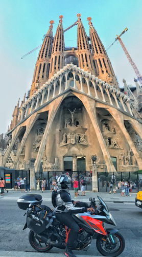 Giorno 16: Barcellona, la Sagrada Familia, sarà del tutto terminata nel 2021 la famosa cattedrale di Gaudì! Impossibile non osservarla rapito!