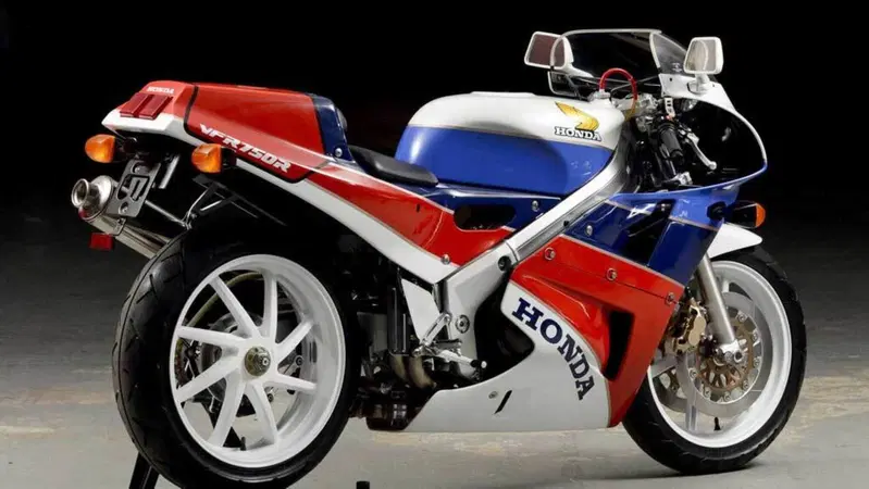 Le 5 moto (pi&ugrave; una) che non potreste non avere in garage se vinceste la lotteria