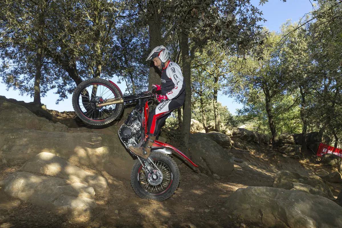 Montesa Cota 300RR (2)