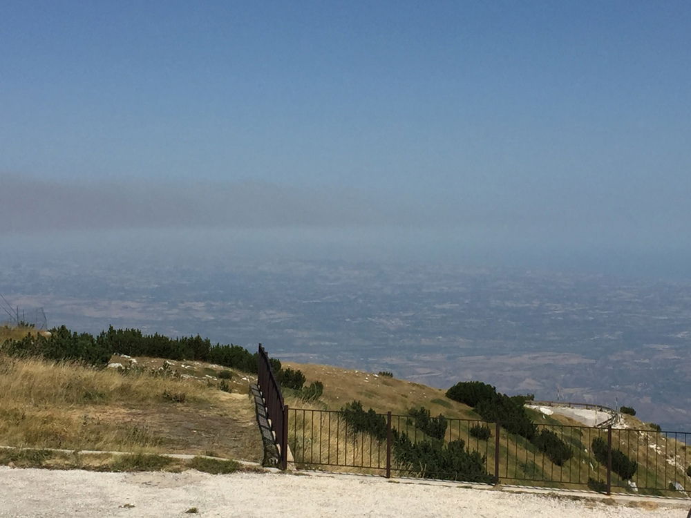 La striscia marrone che campeggia al centro è la nuvola di fumo che sale dagli incendi che stanno devastando l'Abruzzo