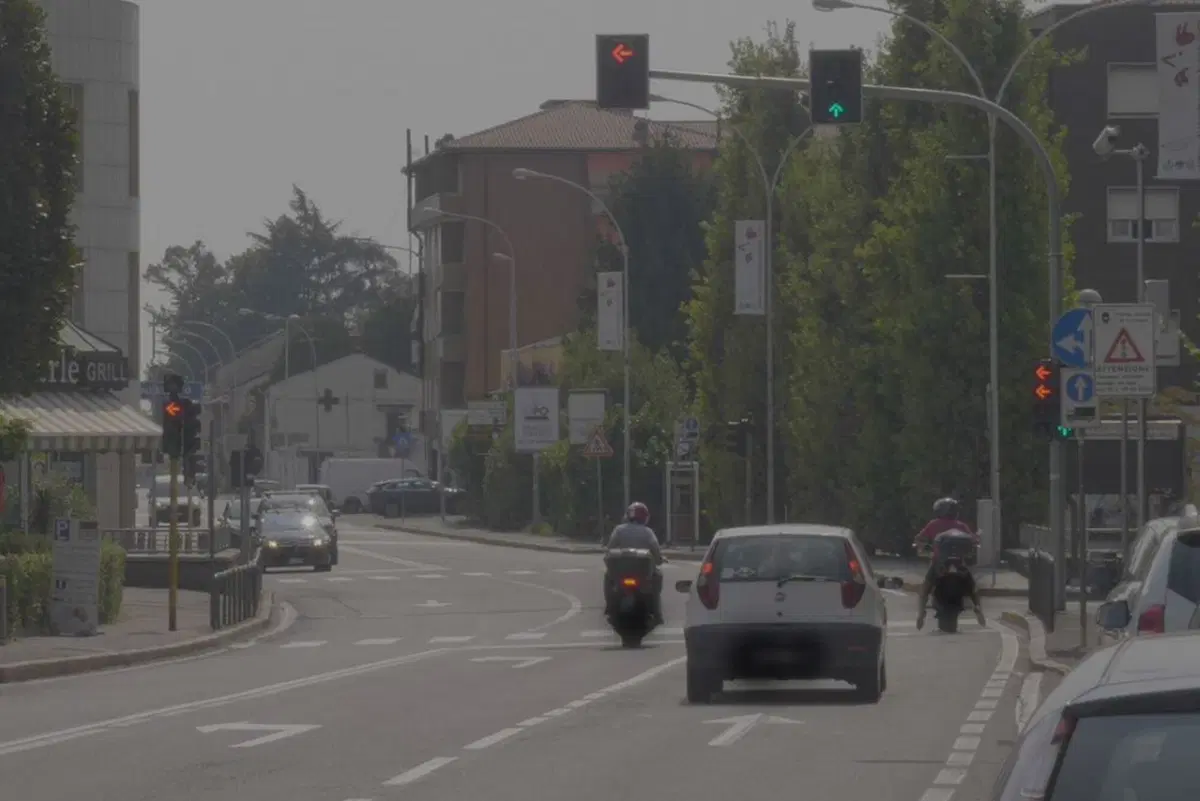 Statale del Sempione: il semaforo, e le multe, della discordia