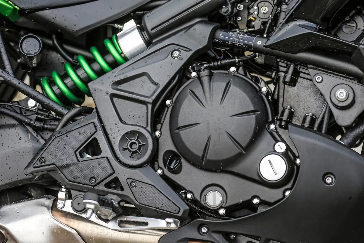 Honda NC 750X DCT vs Kawasaki Versys 650: sfida tra crossover di successo (5)