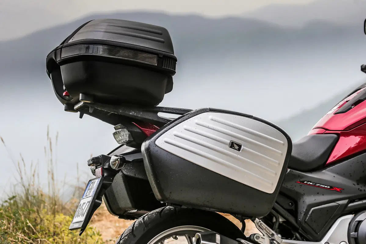 Honda NC 750X DCT vs Kawasaki Versys 650: sfida tra crossover di successo (5)