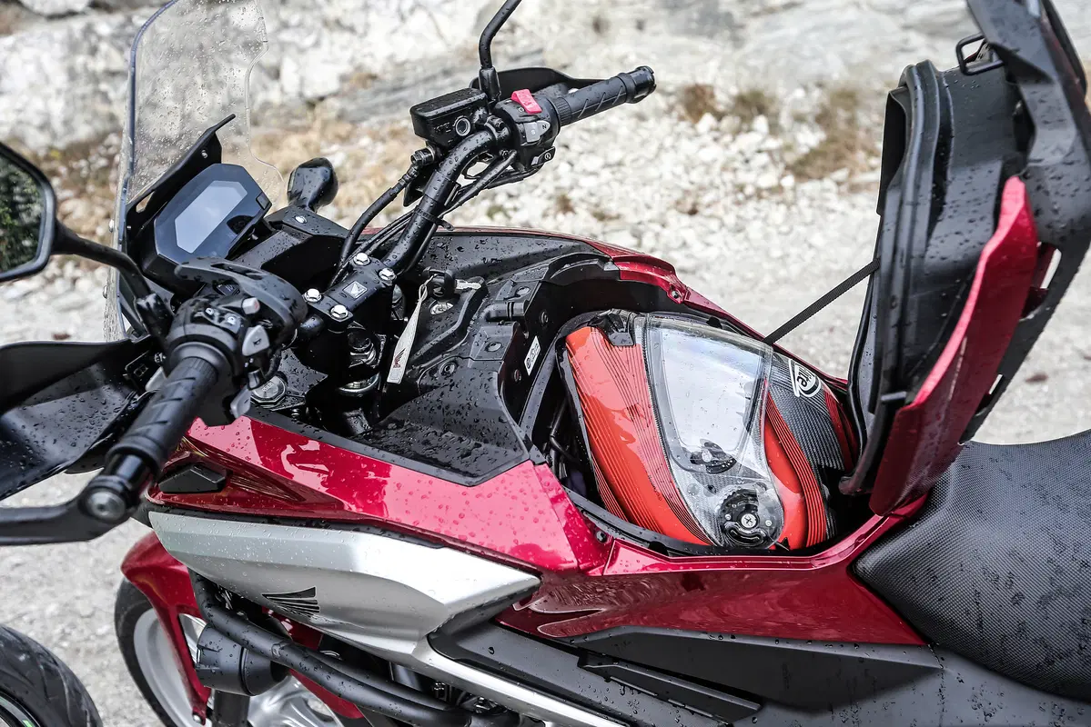 Honda NC 750X DCT vs Kawasaki Versys 650: sfida tra crossover di successo (14)