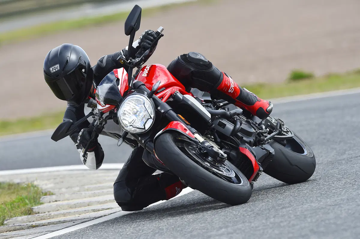  Ducati Monster 1200 R (5)