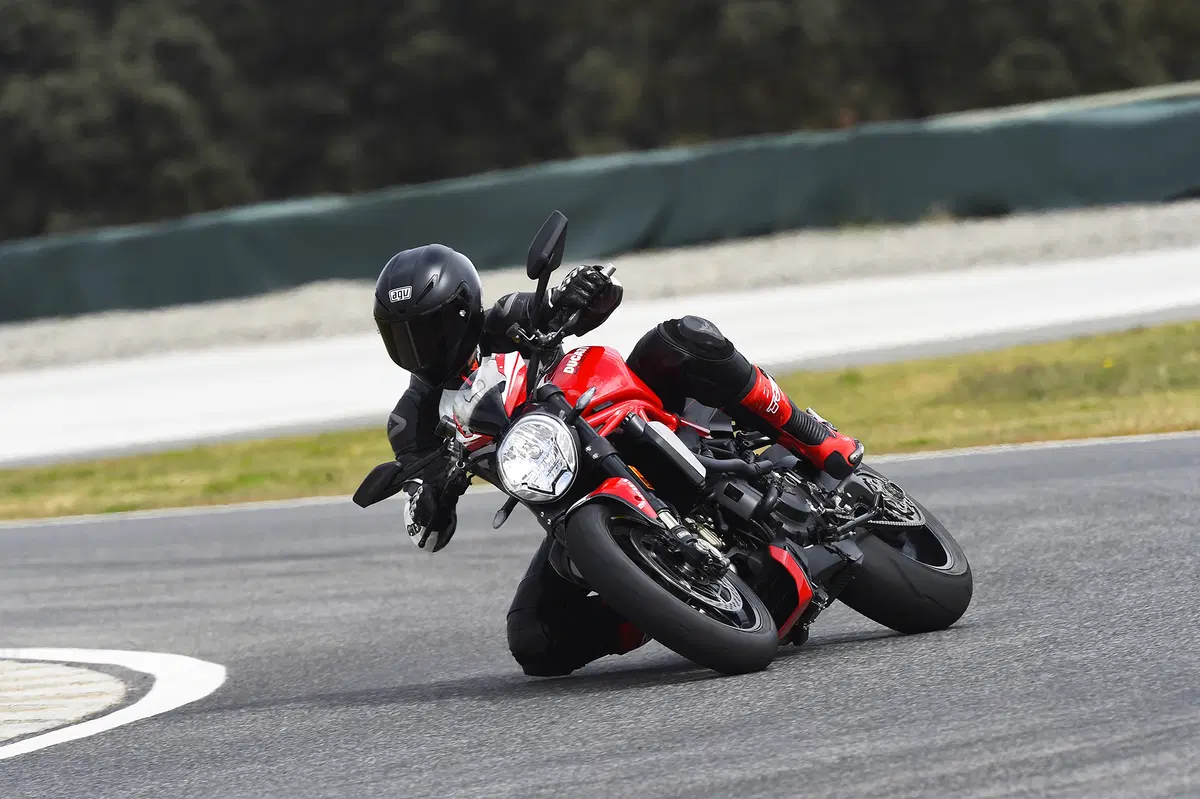  Ducati Monster 1200 R (2)