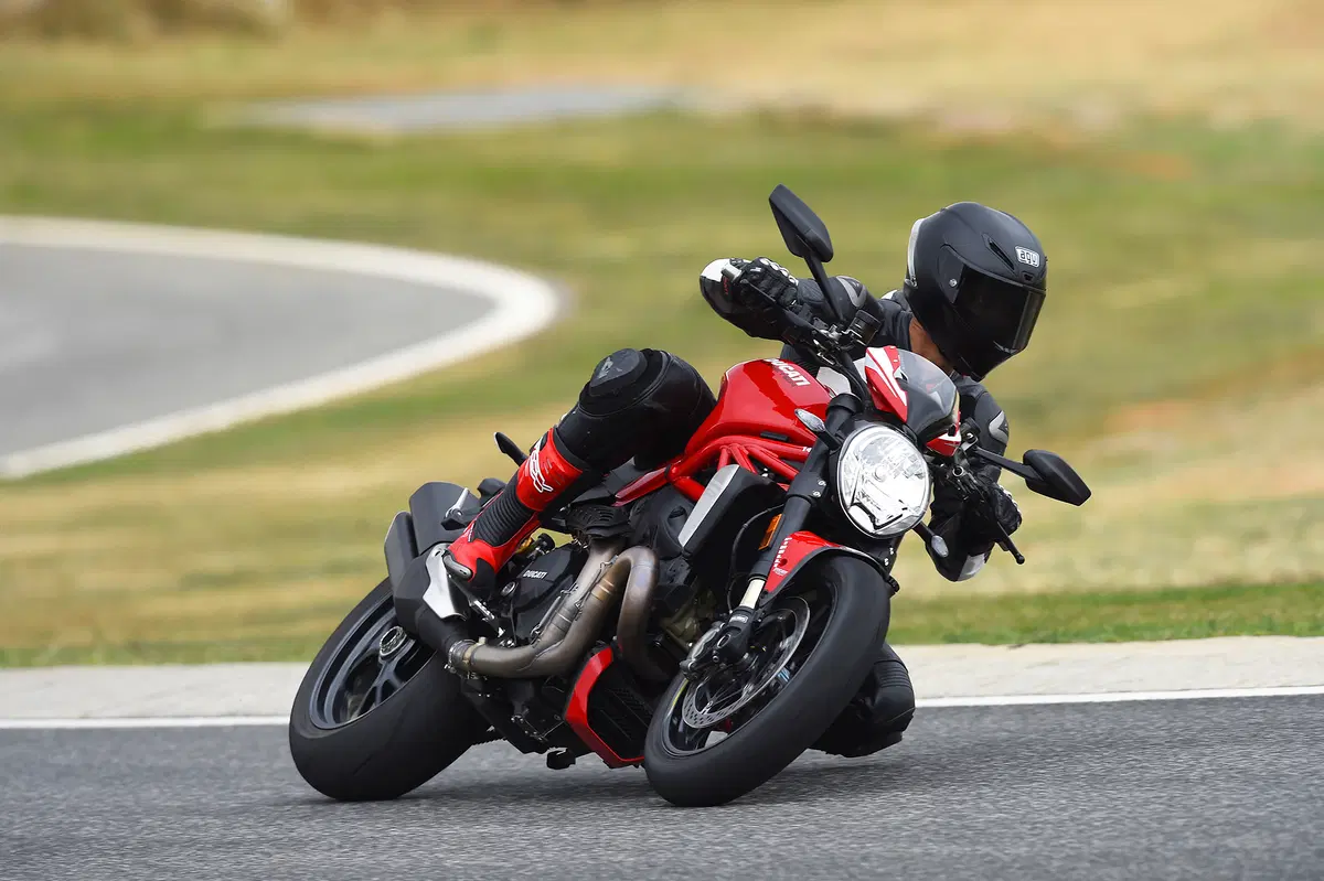  Ducati Monster 1200 R (4)