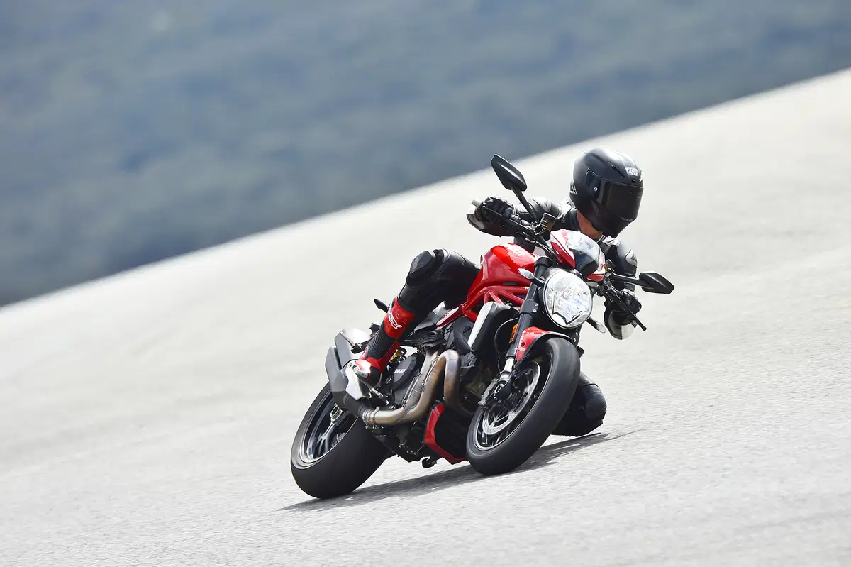  Ducati Monster 1200 R (11)