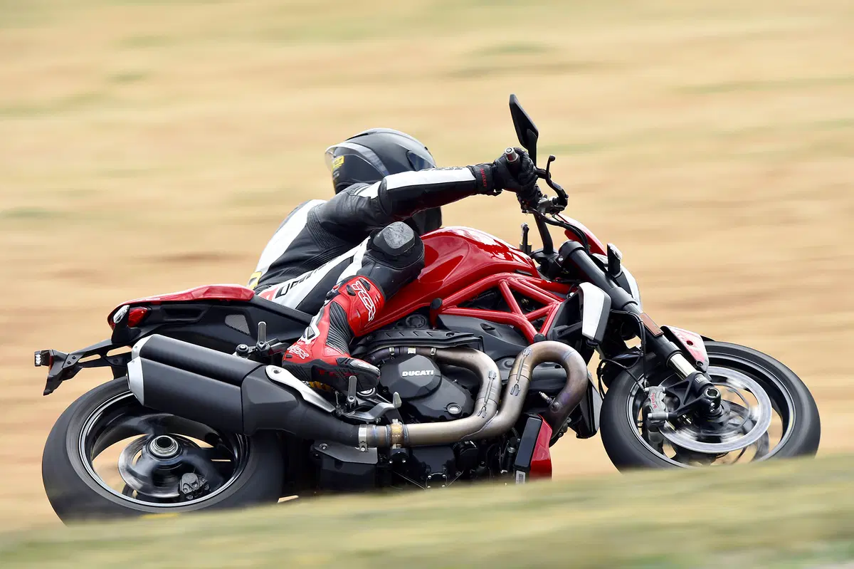  Ducati Monster 1200 R (12)