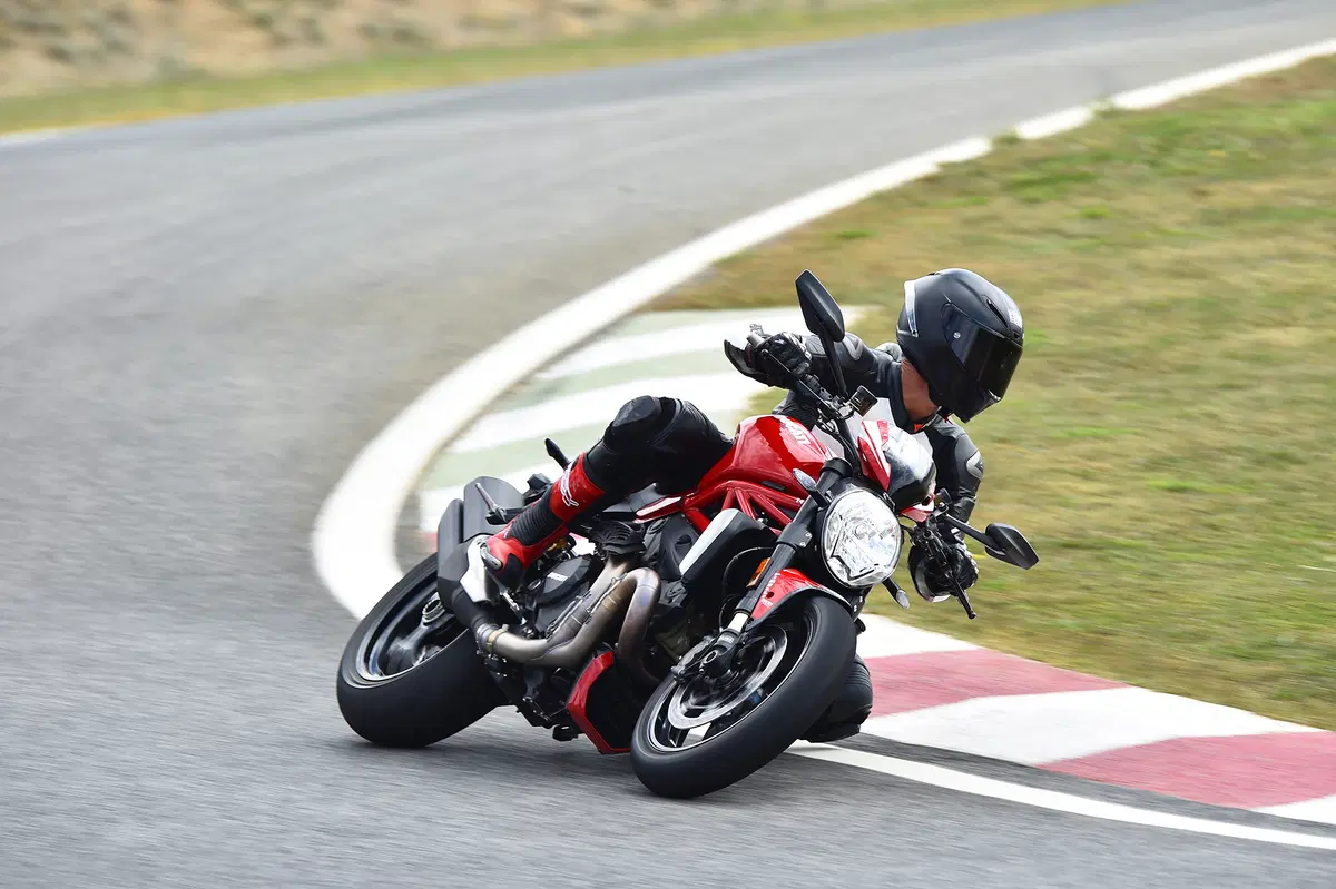  Ducati Monster 1200 R (13)