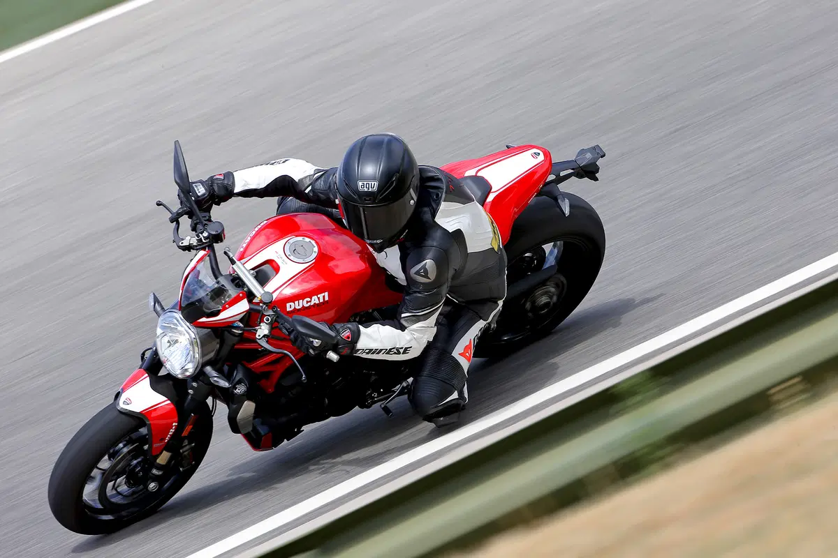  Ducati Monster 1200 R (14)