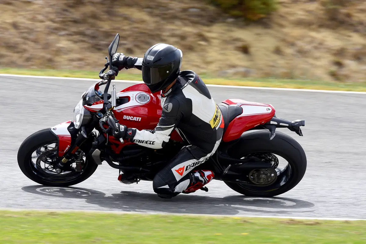  Ducati Monster 1200 R (15)