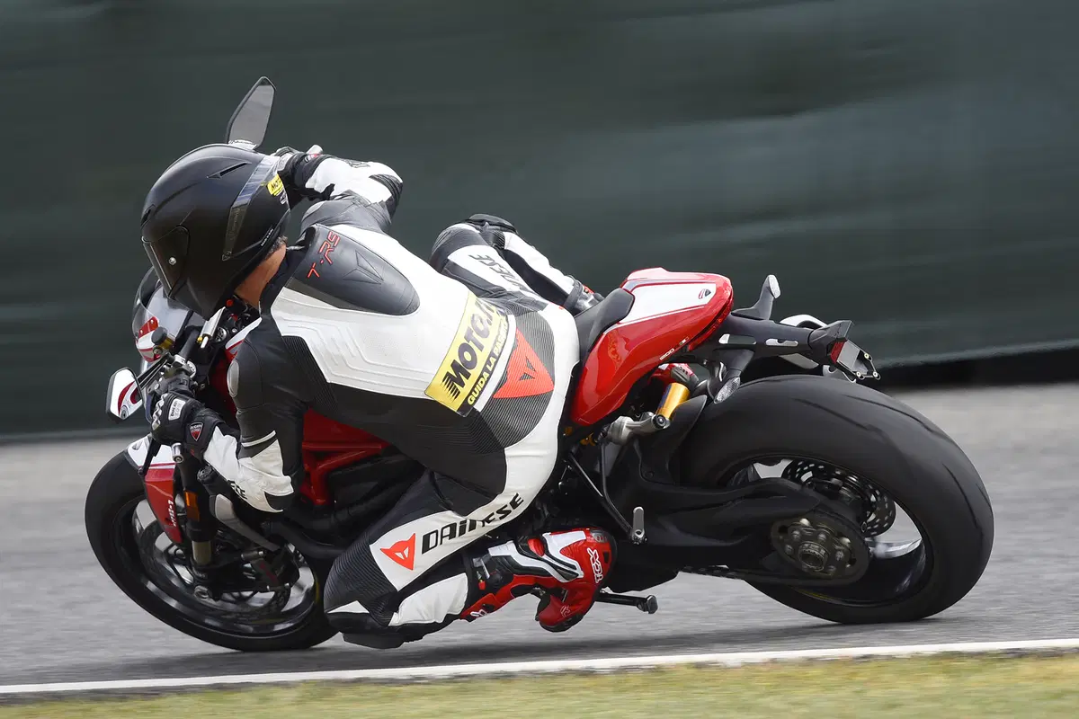  Ducati Monster 1200 R (16)