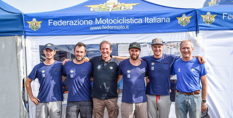 Il presidente Copioli, endurista praticante, con i ragazzi del Trofeo