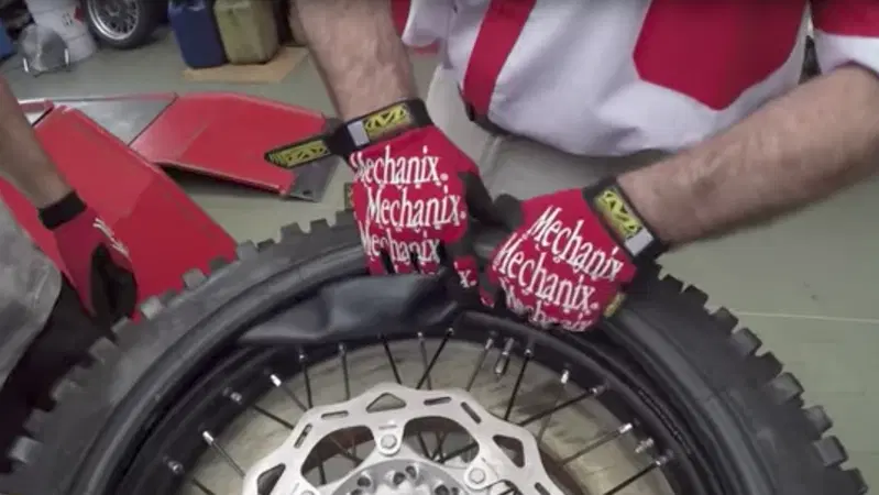 Tutorial manutenzione moto: come montare una camera d'aria senza pizzicarla?