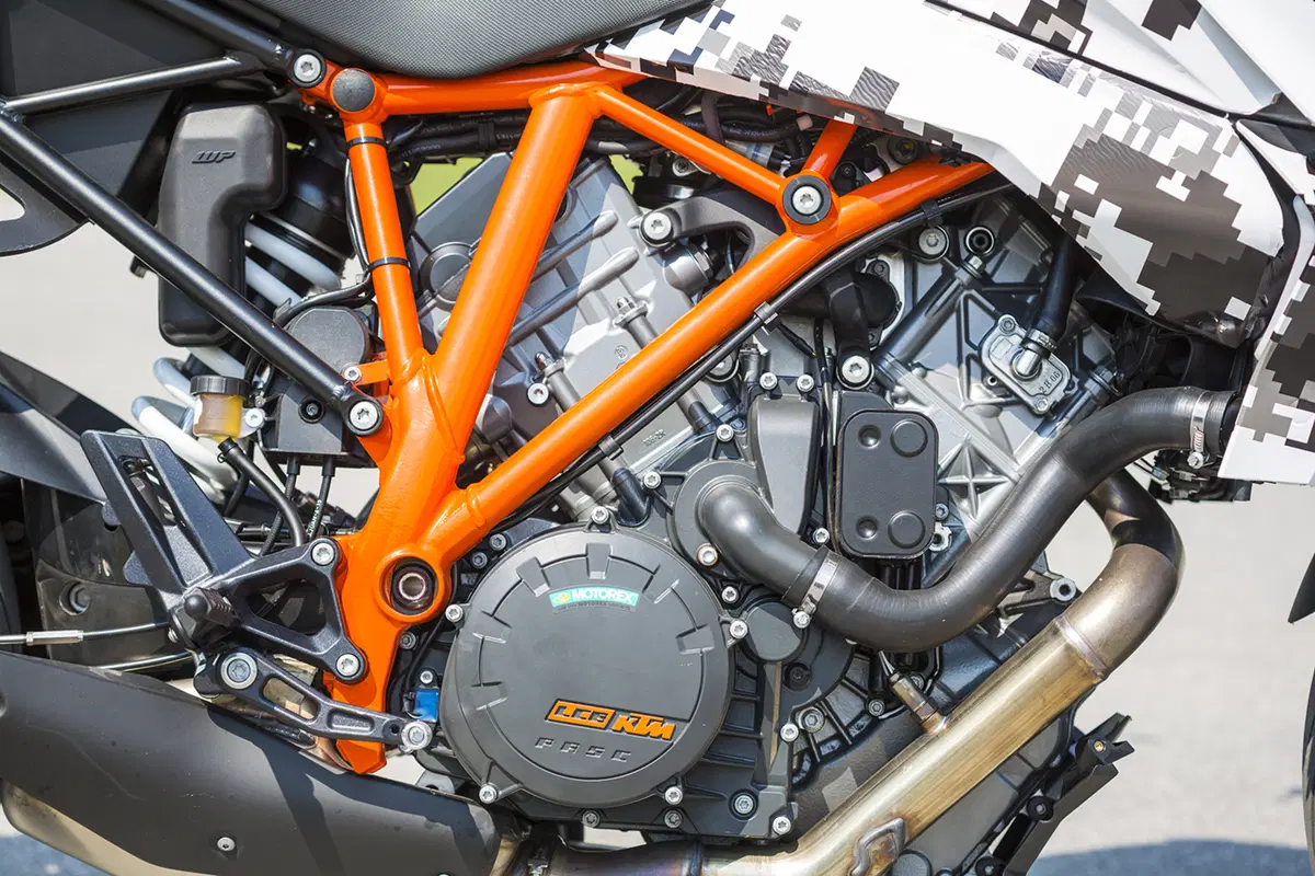 KTM 1290 Super Duke GT 2016: prova esclusiva (9)