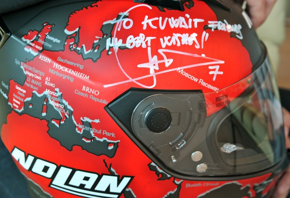 Il casco che Carlos ha autografato e donato in occasione della sua visita allo stand del Kuwait