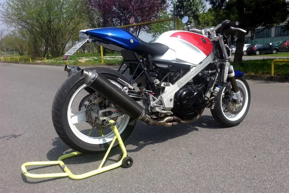 Le Strane di Moto.it: VFR 750F naked (3)