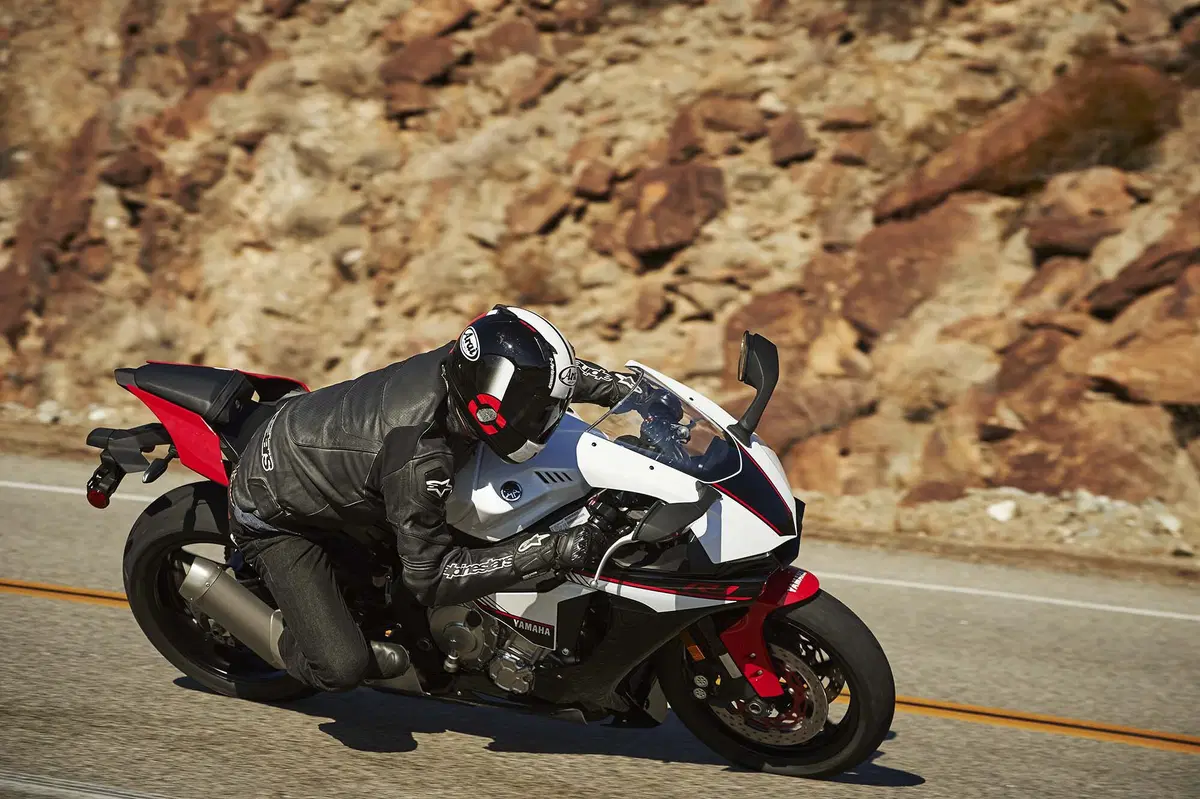 Yamaha YZF-R1 S 2016, nuova versione economica (6)