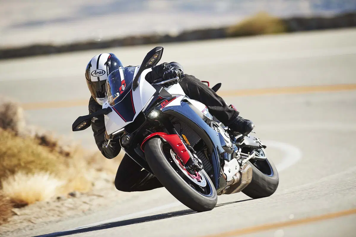 Yamaha YZF-R1 S 2016, nuova versione economica (7)