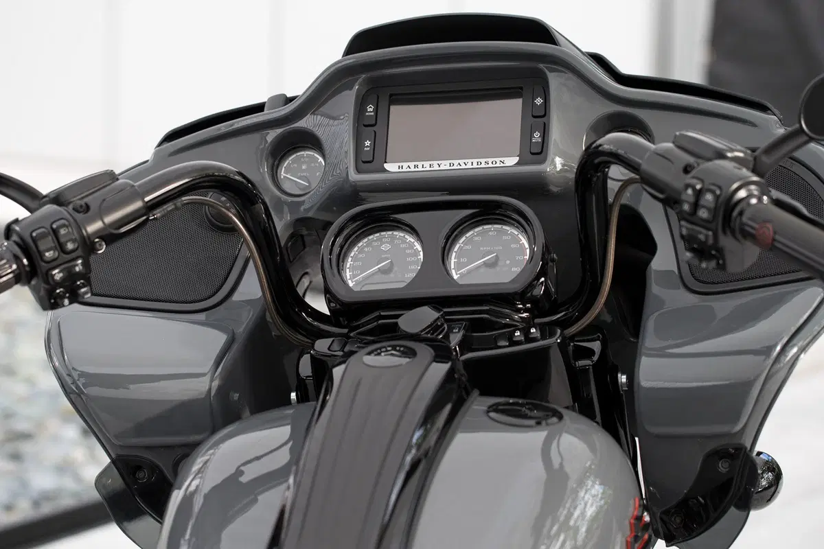 Harley-Davidson CVO - Custom Vehicle Operations 117 Road Glide (2018 - 19) - FLTRXSE (3)