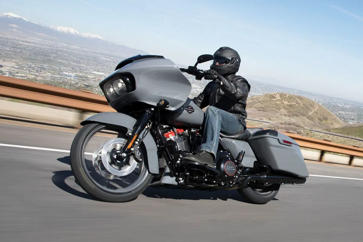 Harley-Davidson CVO - Custom Vehicle Operations 117 Road Glide (2018 - 19) - FLTRXSE (2)