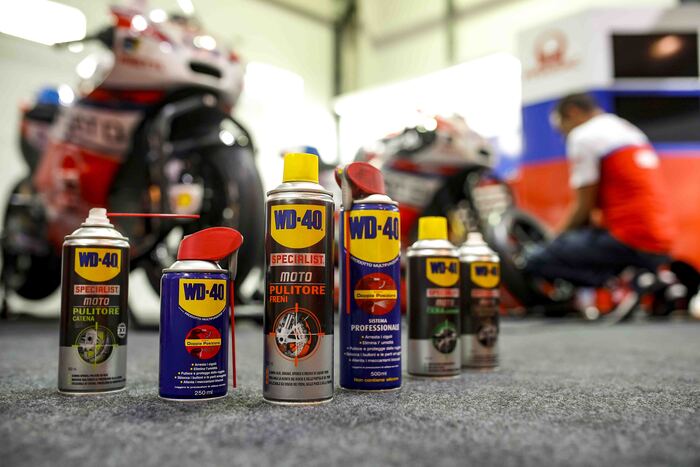 I prodotti WD-40, ormai di uso comune per tutti i motociclisti