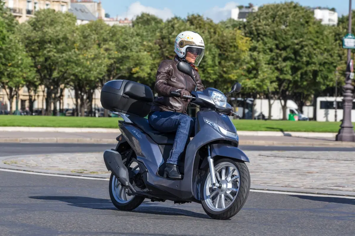 Peugeot Belville 125 e 200 (3)