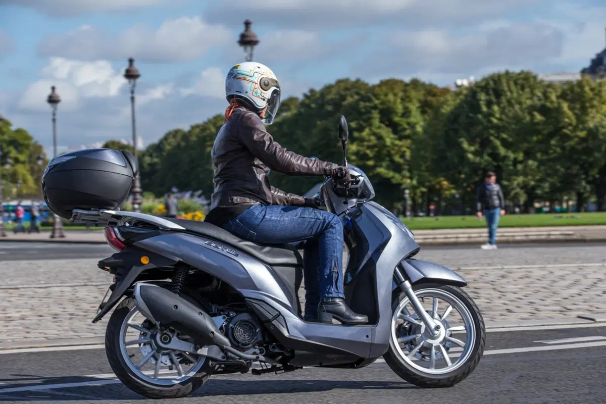 Peugeot Belville 125 e 200 (3)