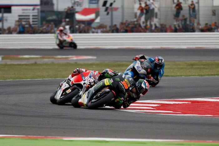 Bradley Smith davanti ad Andrea Dovizioso e Scott Redding a Misano