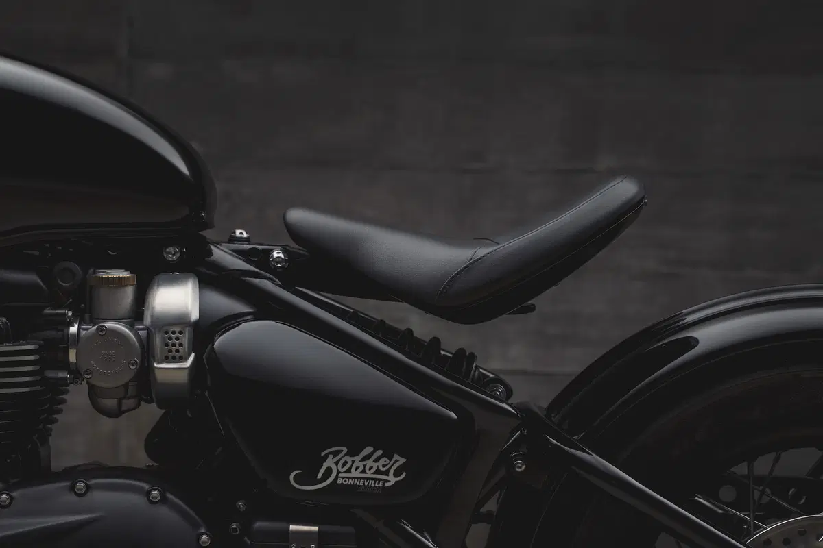 Triumph Bonneville Bobber Black (2)
