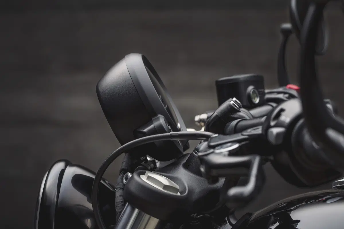 Triumph Bonneville Bobber Black (5)