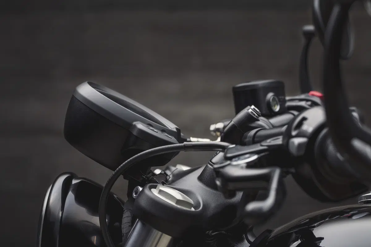 Triumph Bonneville Bobber Black (4)