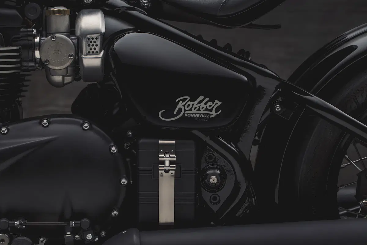 Triumph Bonneville Bobber Black (6)