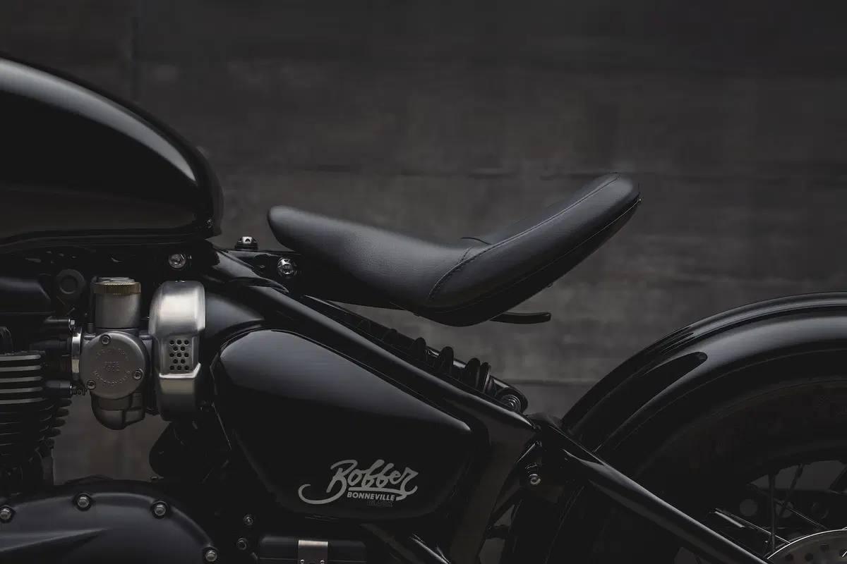 Triumph Bonneville Bobber Black (3)