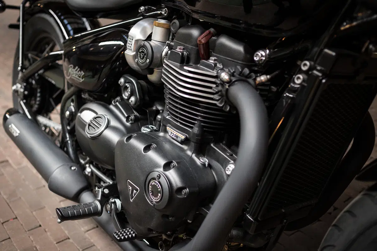 Triumph Bonneville Bobber Black (2)