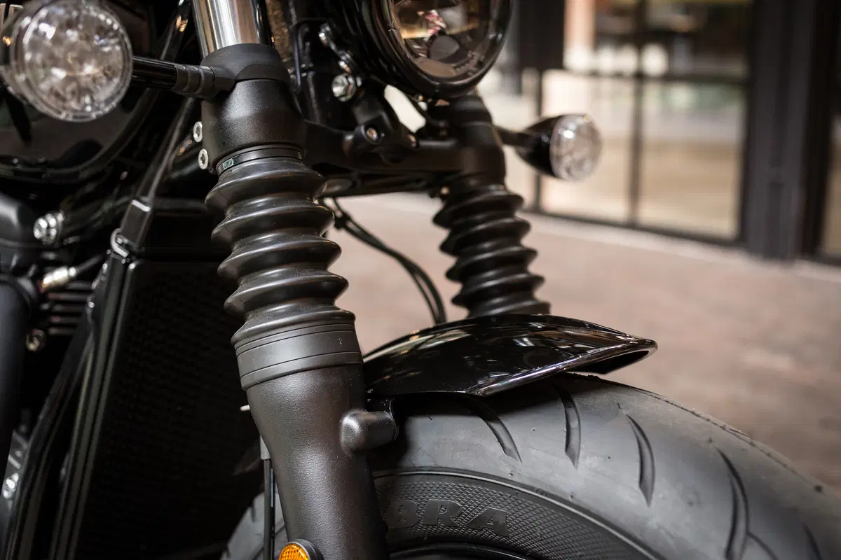 Triumph Bonneville Bobber Black (3)
