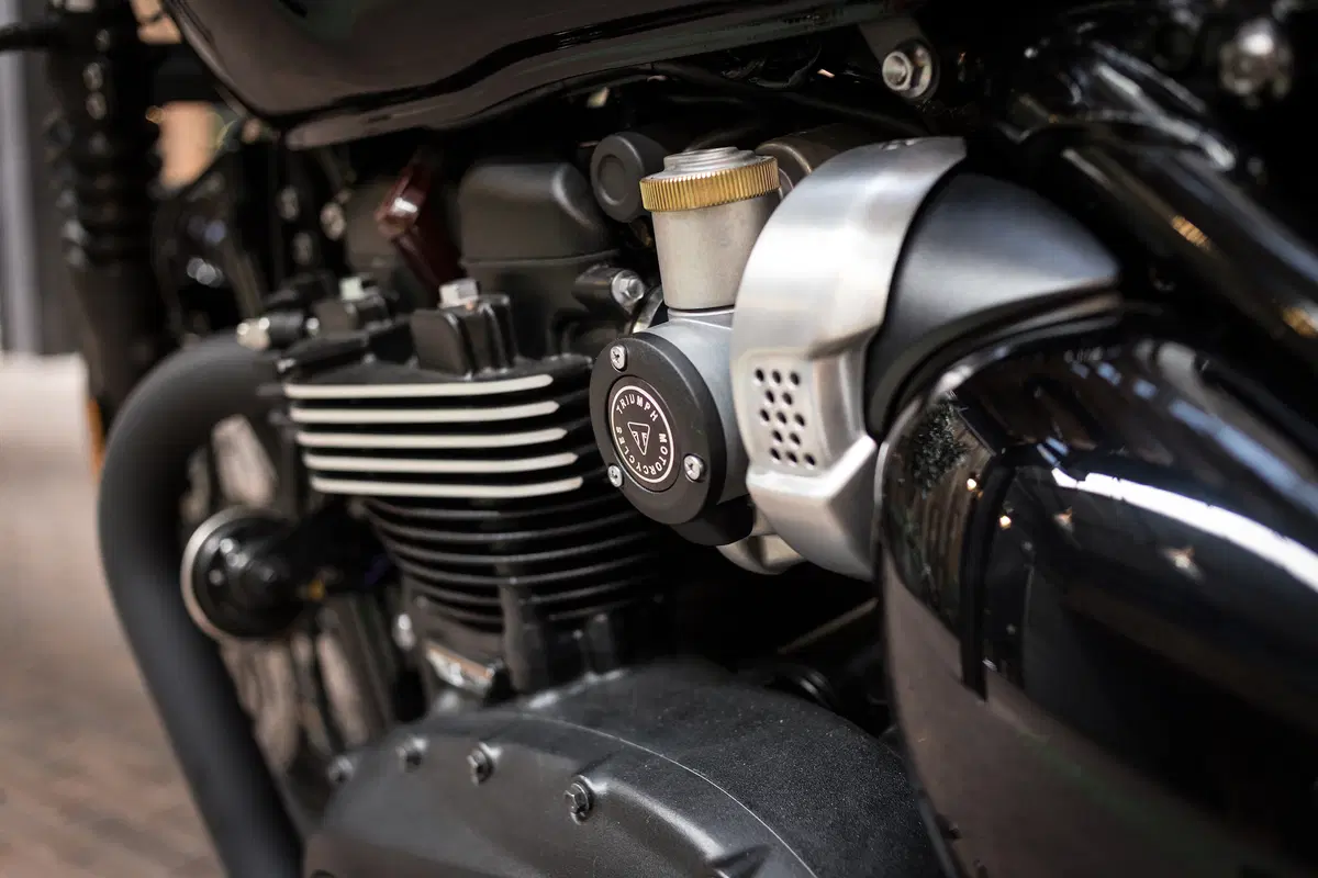 Triumph Bonneville Bobber Black (4)